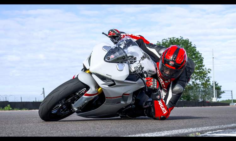 Supersport 950 Overview Gallery 1920x1080 01