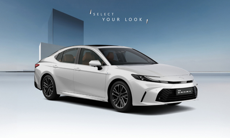 Toyota Camry Platinum White Pearl
